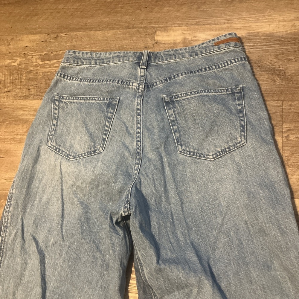 Women's Two-Tone Light Blue Cropped Jeans - Picture 9 of 10